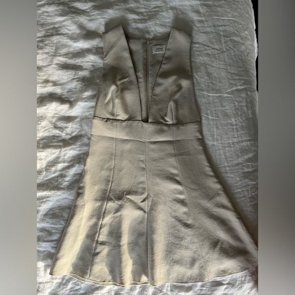 Cream dress, deep neckline - Picture 5 of 8